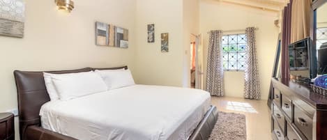 5 habitaciones, tabla de planchar con plancha, wifi y ropa de cama