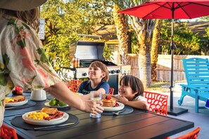 Outdoor dining - Htd Pool + MiniGolf + Firepit + GameRoom + Swingset (Bradenton)