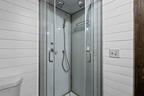 Doccia, asciugacapelli, asciugamani, sapone