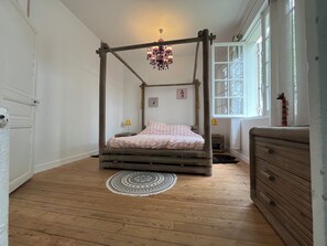 4 chambres, fer et planche à repasser, Wi-Fi, draps fournis