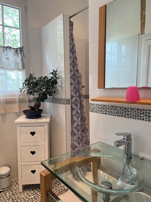 Douche, sèche-cheveux, serviettes fournies, savon