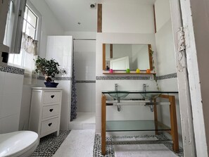 Douche, sèche-cheveux, serviettes fournies, savon