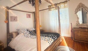 4 bedrooms, iron/ironing board, WiFi, bed sheets