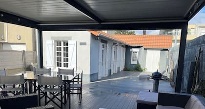 Pretty Bauloise villa with guest house 200 m from the beach + parking space