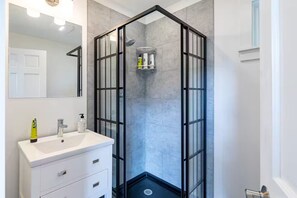 Shower, hair dryer, towels, soap - Re-set, retreat, revive in this beautifully designed little Vermont house. (Sharon)