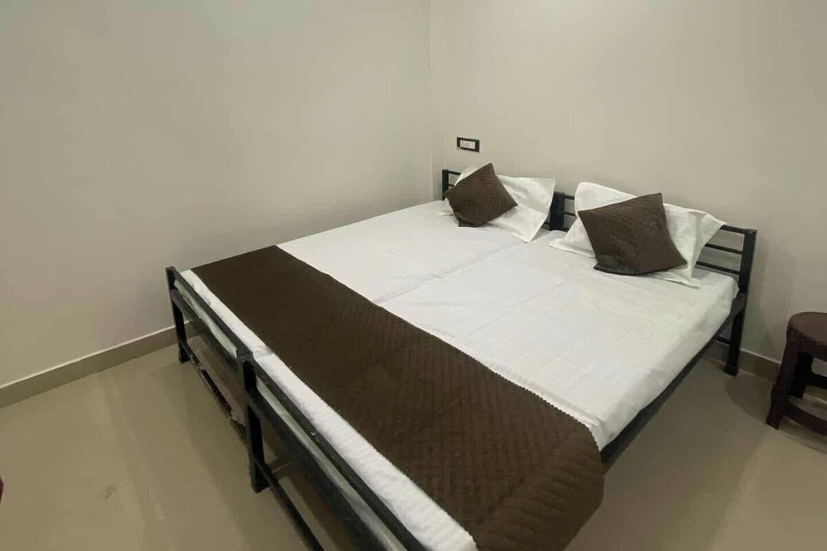 Basic Double or Twin Room, River View | Desk, laptop workspace, iron/ironing board, WiFi (free)