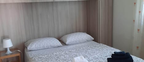 1 slaapkamer, een strijkplank/strijkijzer, wifi, beddengoed