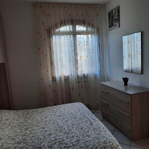 1 habitación, tabla de planchar con plancha, wifi y ropa de cama 