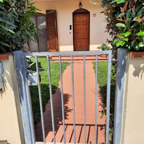 Exterior detail - 10 Minutes from the highway rent cozy house for quiet vacation. (Vecchiano)