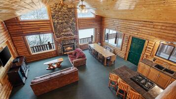 Een televisie en een open haard