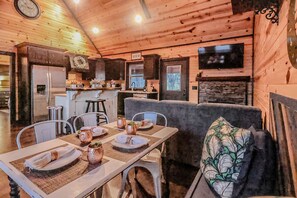 Dining - Welcome to Goodnight Moon (Broken Bow)