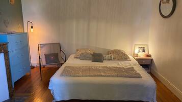 2 habitaciones, tabla de planchar con plancha, internet y ropa de cama