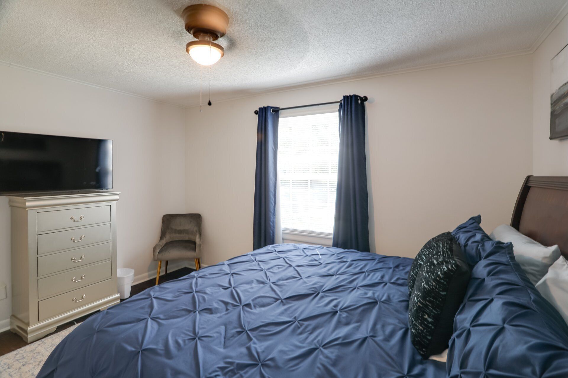 3 slaapkamers, een strijkplank/strijkijzer, internet, beddengoed