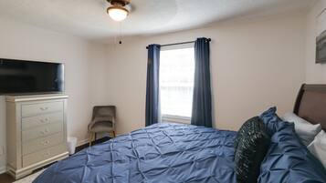 3 slaapkamers, een strijkplank/strijkijzer, internet, beddengoed