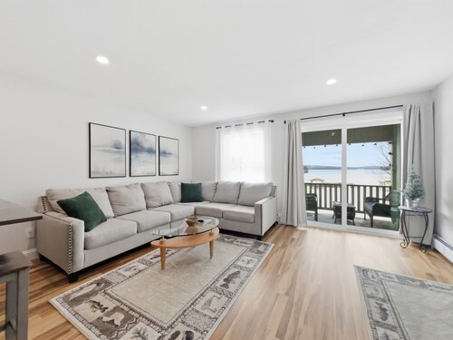 Lakeview Condo: Walk to Town, Ski Saddleback, Sauna+Arcade!