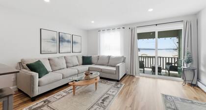 Lakeview Condo: Walk to Town, Ski Saddleback, Sauna+Arcade!