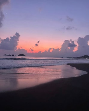 En la playa, camastros y toallas de playa