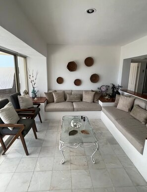 Smart TV - Luxurious oceanfront suite, beautiful view of Ixtapa Zihuatanejo Bay (Ixtapa Zihuatanejo)