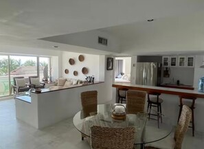 Interior - Luxurious oceanfront suite, beautiful view of Ixtapa Zihuatanejo Bay (Ixtapa Zihuatanejo)