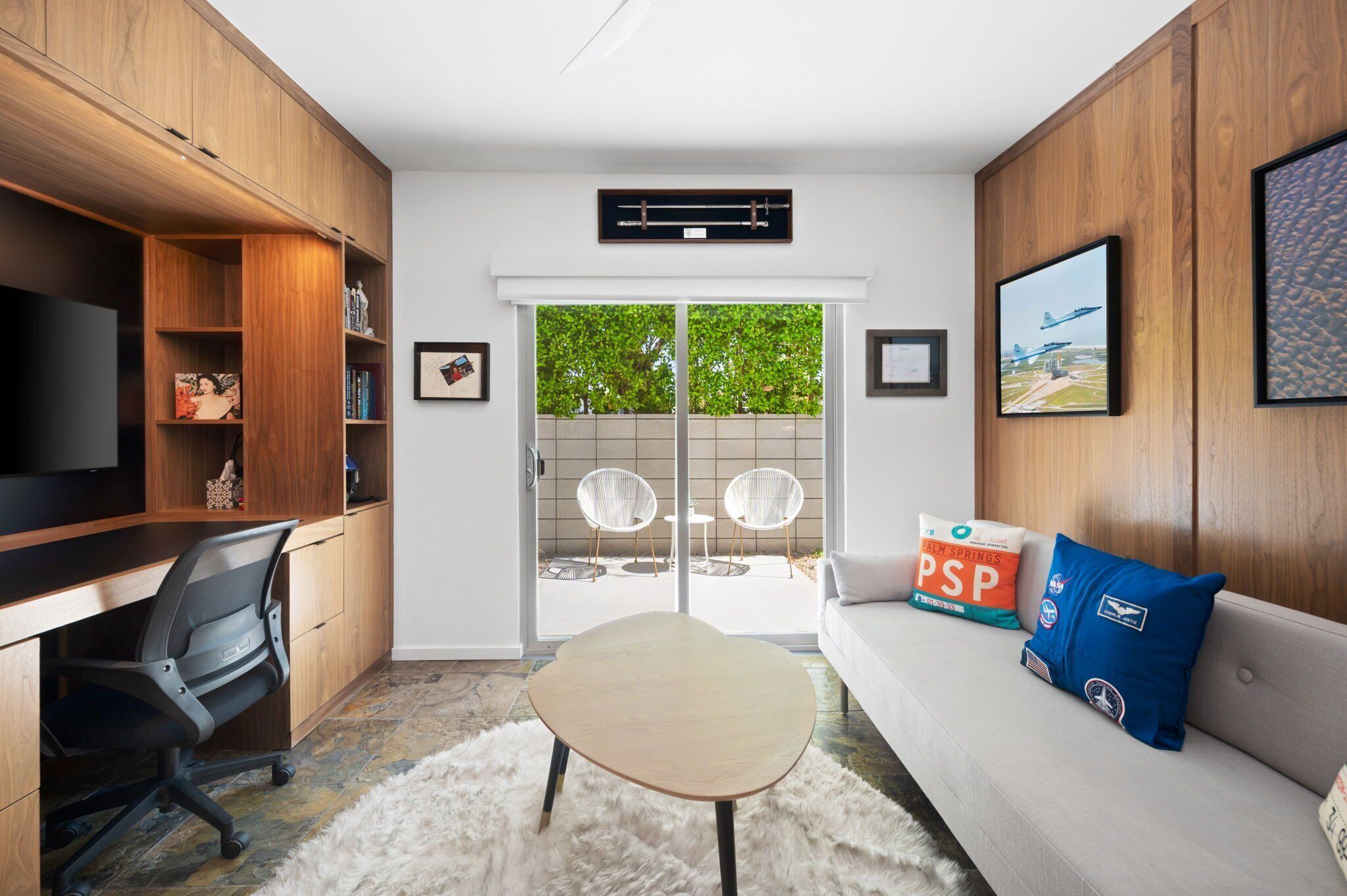 Huis, Meerdere bedden, toegang tot zwembad, uitzicht op bergen (El Conquistador 3) | Woonruimte | Een 42-inch flatscreentelevisie met digitale zenders en een open haard