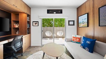 Casa, varias camas, acceso a la alberca, vista a la montaña (El Conquistador 3) | Área de sala de estar | Televisión de pantalla plana de 42 pulgadas con canales digitales