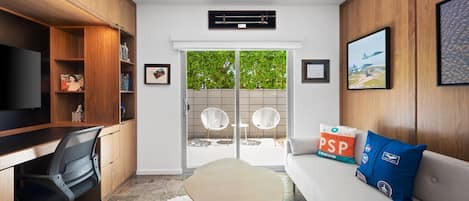 Huis, Meerdere bedden, toegang tot zwembad, uitzicht op bergen (El Conquistador 3) | Woonruimte | Een 42-inch flatscreentelevisie met digitale zenders en een open haard