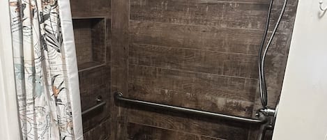 Douche, sĂšche-cheveux, serviettes fournies, papier toilette