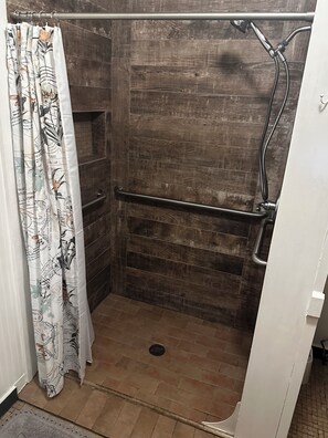 Bathroom - Cozy 1-bedroom cabin in Evergreen with AC (Evergreen)