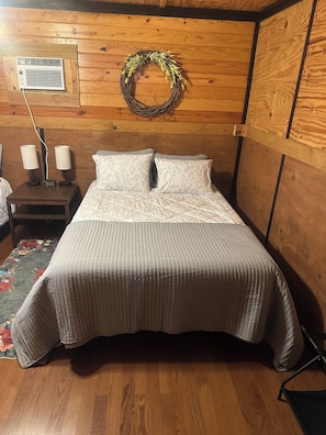 Room - Cozy 1-bedroom cabin in Evergreen with AC (Evergreen)