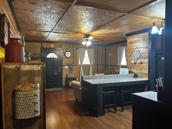 Interior - Cozy 1-bedroom cabin in Evergreen with AC (Evergreen)