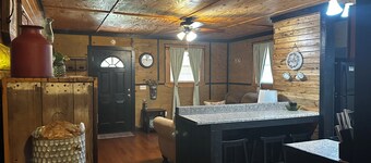 Cozy 1-bedroom cabin in Evergreen with AC