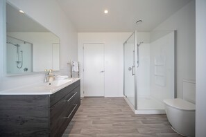 Shower, hair dryer - Breaksea Basecamp - Te Anau Holiday Home (Te Anau)