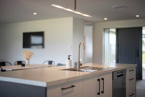 Refrigerador, microondas, lavavajillas y tostadora 