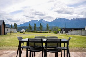 Outdoor dining - Breaksea Basecamp - Te Anau Holiday Home (Te Anau)