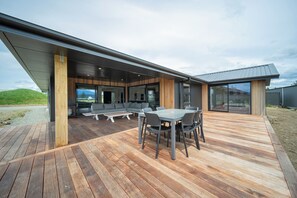 Outdoor dining - Breaksea Basecamp - Te Anau Holiday Home (Te Anau)