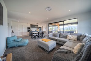 TV - Breaksea Basecamp - Te Anau Holiday Home (Te Anau)