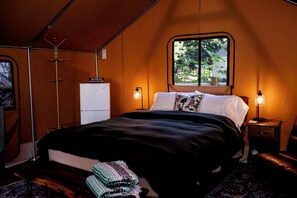 1 bedroom, free WiFi, bed sheets - Year-round glamping retreat on a 50-acre Oregon farm. Private hot tub on a spring-fed duck pond, safari-style tent, sleeps 3-4, hand-fed alpacas and ducks. 90 min from Portland. (The Dalles)