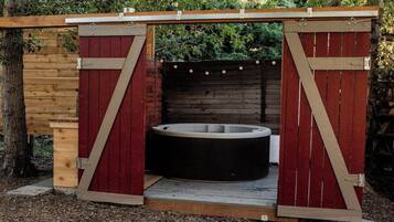 Bañera de hidromasaje al aire libre