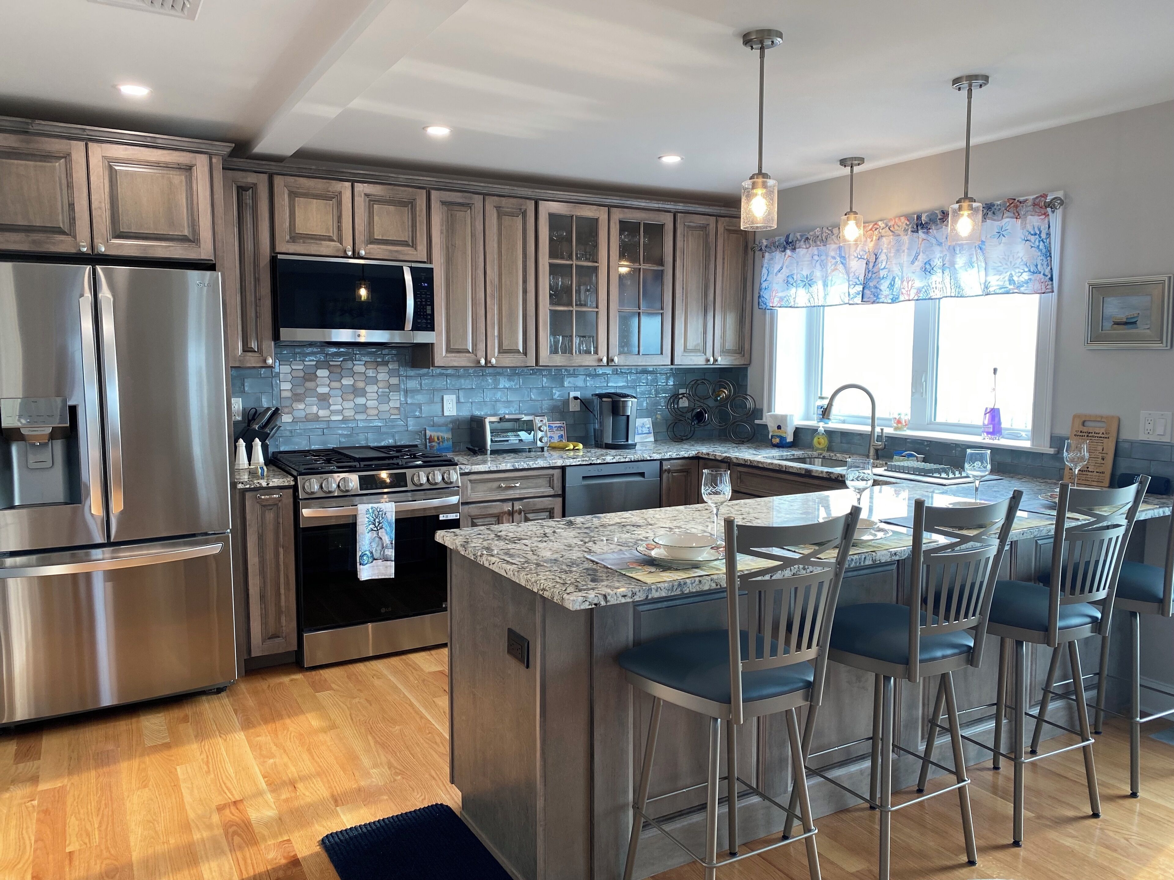 Geladeira, micro-ondas, fogão, cooktop