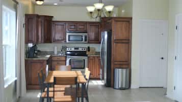 Microondas, horno, placa de cocina, lavavajillas