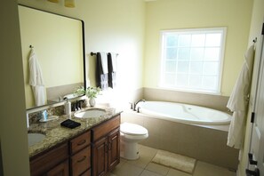 Banheira de hidromassagem, secador de cabelo, bidê, toalhas de banho