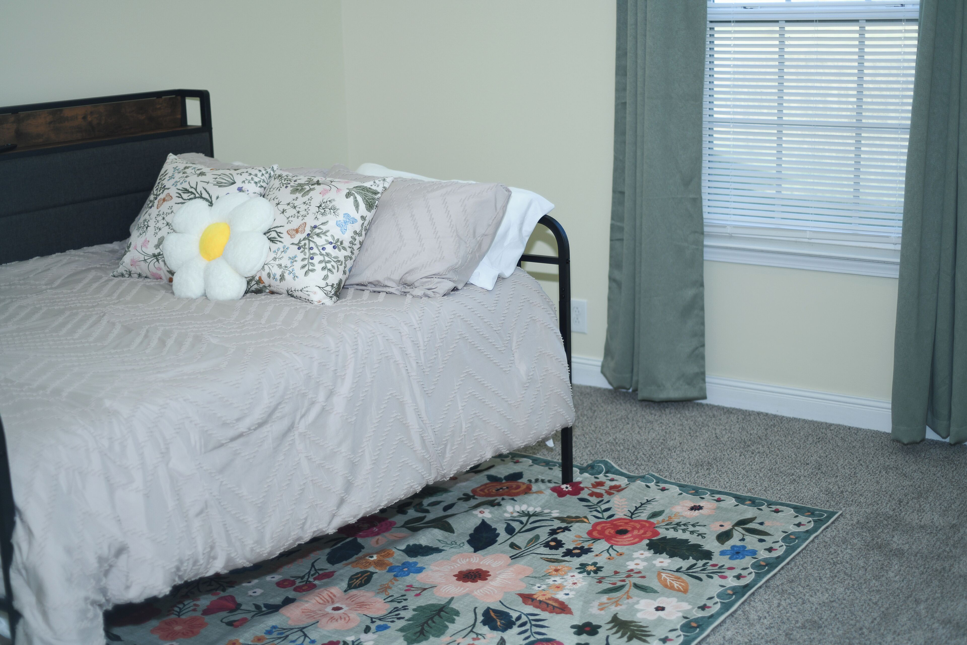 3 bedrooms, internet, bed sheets