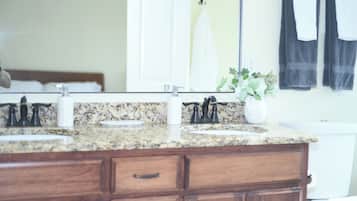 Bañera de hidromasaje, secador de pelo, bidet, toallas