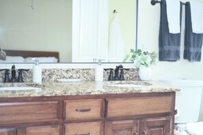 Bañera de hidromasaje, secador de pelo, bidet, toallas