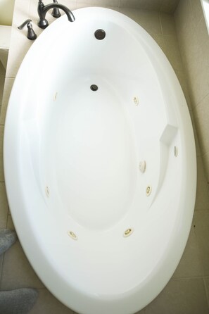 Bañera de hidromasaje, secador de pelo, bidé y toallas