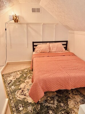 7 bedrooms, iron/ironing board, WiFi, bed sheets - Luxury Estate w pool 7 bedrooms ping pong pool table  6787764961 (Atlanta)