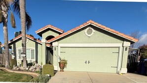 Exterior - Soothing 3-bedroom house with AC in charming Merced (Merced)