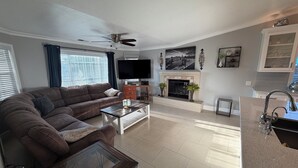 Living area - Soothing 3-bedroom house with AC in charming Merced (Merced)