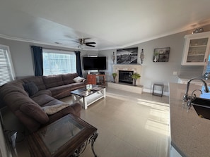 Living area - Soothing 3-bedroom house with AC in charming Merced (Merced)