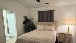 Room - Soothing 3-bedroom house with AC in charming Merced (Merced)